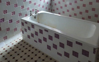 Bild: Eine baufällige Badewanne vor der Sanierung