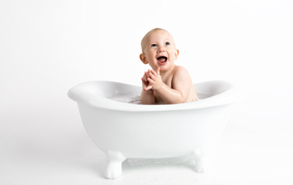 Bild: Ein Baby in einer Badewanne